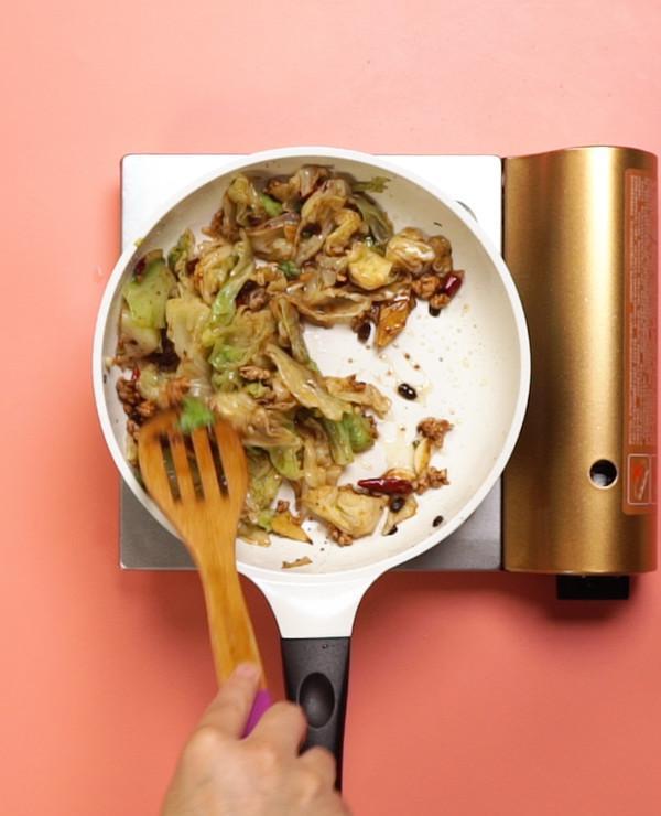 酱爆洋白菜的做法, 做给家人吃再合适不过了!