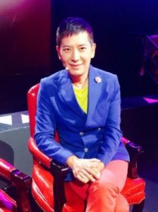 ​34岁爆红，40岁被逼婚，51岁还是单身一人，戴军到底经历了什么？