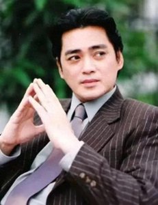 ​汤镇宗和汤镇业同父同母，谁更帅？