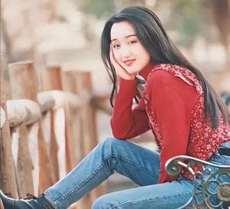 ​杨钰莹终还是老了，在美颜下看似年轻，但身材却暴露了真实年纪！