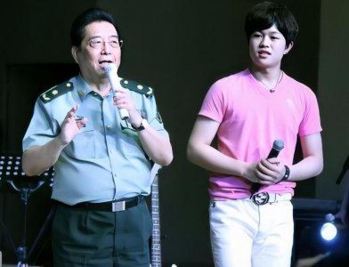 ​李双江前妻丁英：离婚后独自抚养儿子，鼓励儿子照顾爸爸和继母