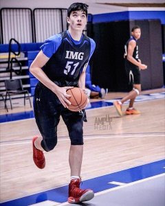 ​华裔新星周志豪震撼全美赛场，拒绝效力中国男篮引热议