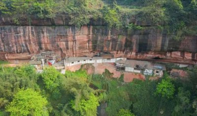 ​有个外形奇特的女娲洞，相传流出的“圣水”能治百病