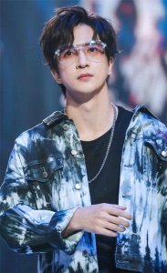 ​跨年晚会太会整活，薛之谦串烧翻唱，周深献唱14首歌曲