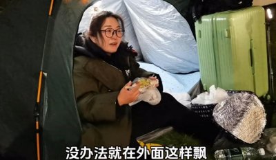 ​52岁大姐流浪街头，捡瓶子为生，欠一屁股债又离婚：没钱就没亲人