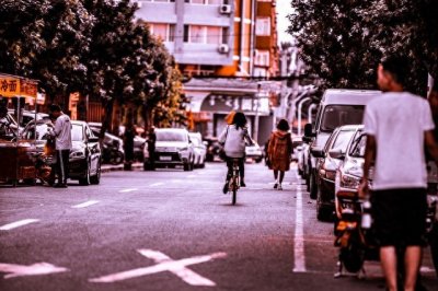 ​街头文化的消逝：老家的演变引发思考，难道这是城市进步的代价？