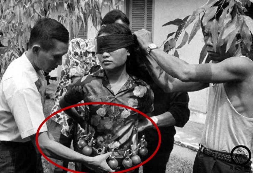 越战期间的越南女兵老照片：善于伪装，图三被俘女兵身上绑满炸弹