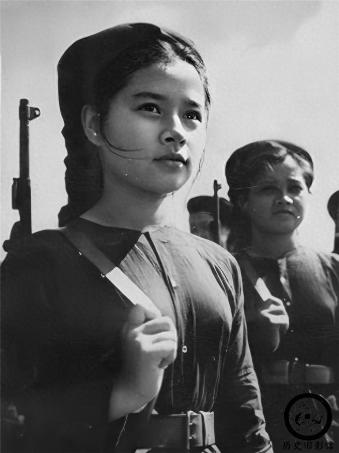 越战期间的越南女兵老照片：善于伪装，图三被俘女兵身上绑满炸弹