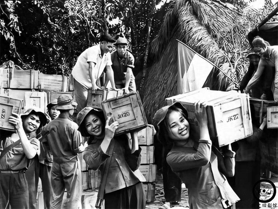 越战期间的越南女兵老照片：善于伪装，图三被俘女兵身上绑满炸弹