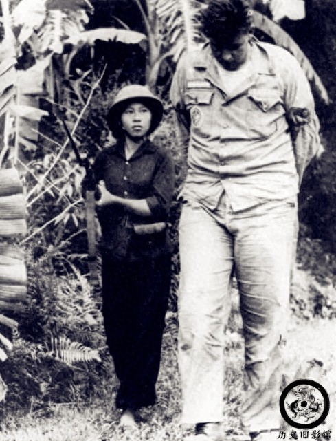 越战期间的越南女兵老照片：善于伪装，图三被俘女兵身上绑满炸弹