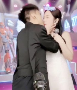 ​突传喜讯！网红“IMP小鬼”官宣恋情，直播间中亲吻，收百万礼物