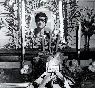 ​美国西雅图李小龙的墓地：儿子陪伴在旁边，墓碑前12个字令人沉思