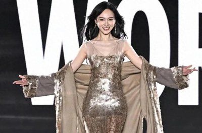 ​唐嫣惊艳亮相巴黎时装周大秀 T 台 把我老公最好 哪都好全挂脸上了