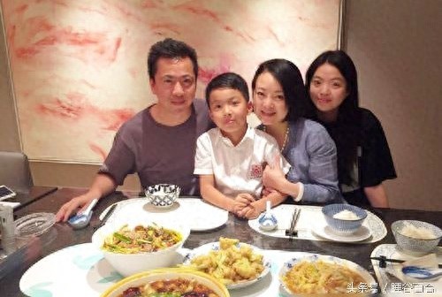 “华谊兄弟”46岁王中磊的重庆妻子，儿女双全很幸福