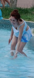 ​王晓晨泳装大秀好身材，引起网友热议？