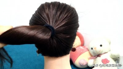 ​又圆又漂亮的“丸子头”用这法子扎，很简单，特别适合中长发姑娘