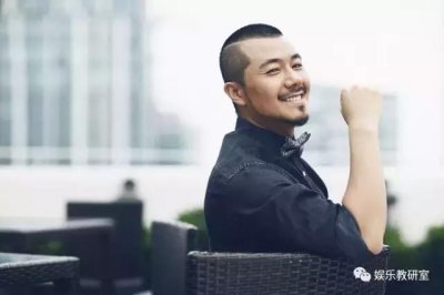 ​农村出身曾在沙滩做服务生，一曲歌红遍大江南北，今转型演员