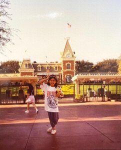 ​陈若仪晒儿童美照，穿大T恤配小白鞋超时尚，7岁身高优越五官精致