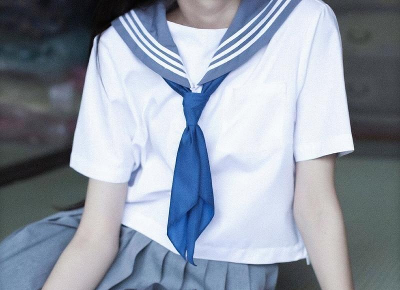 女孩吃饭被服务员放火烧身致毁容？原因曝光后评论区反转：她活该