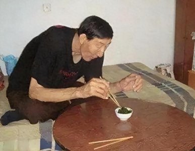 ​中国第一巨人鲍喜顺：不听医生忠告执意生子，后来儿子身高多少？