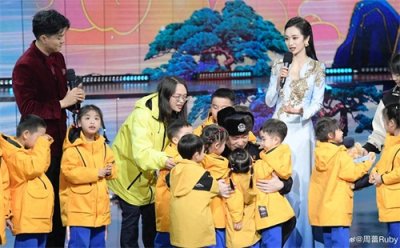 ​王治郅妻子录制春晚，颜值超高，一身长裙惊艳全场