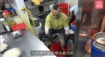 ​洗碗、送餐、倒垃圾……TVB资深演员被曝在餐厅打工，本人回应