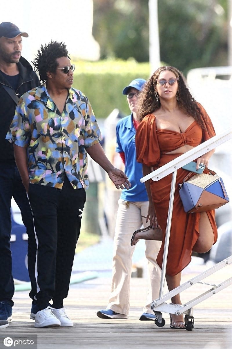 感情甜蜜！碧昂斯墨镜遮面好低调，与老公Jay-Z一同现身好恩爱