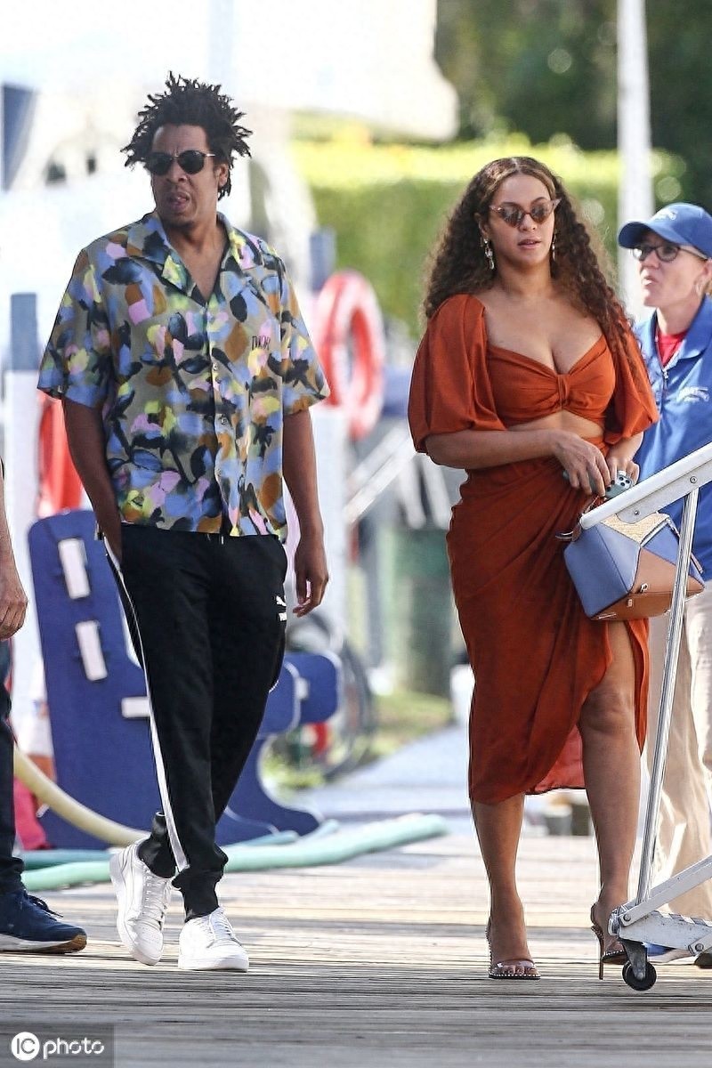 感情甜蜜！碧昂斯墨镜遮面好低调，与老公Jay-Z一同现身好恩爱