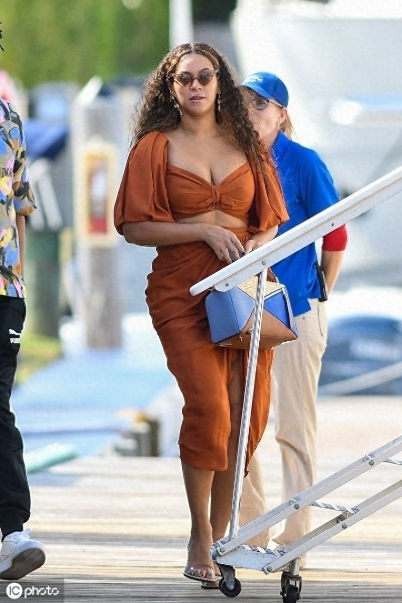 感情甜蜜！碧昂斯墨镜遮面好低调，与老公Jay-Z一同现身好恩爱