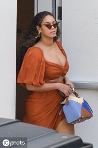 ​感情甜蜜！碧昂斯墨镜遮面好低调，与老公Jay-Z一同现身好恩爱