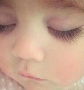 周杰伦、昆凌的闺女小周周正面照曝光，萌态十足，堪比洋娃娃~~