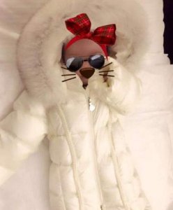 ​周杰伦、昆凌的闺女小周周正面照曝光，萌态十足，堪比洋娃娃~~