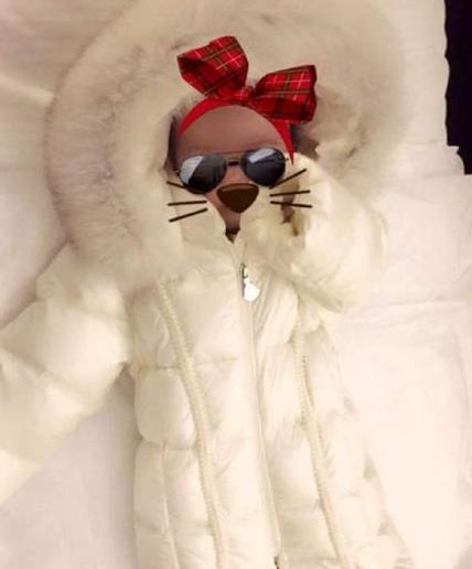 周杰伦、昆凌的闺女小周周正面照曝光，萌态十足，堪比洋娃娃~~