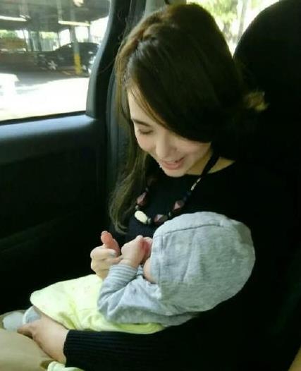 周杰伦、昆凌的闺女小周周正面照曝光，萌态十足，堪比洋娃娃~~