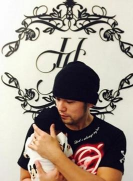 周杰伦、昆凌的闺女小周周正面照曝光，萌态十足，堪比洋娃娃~~