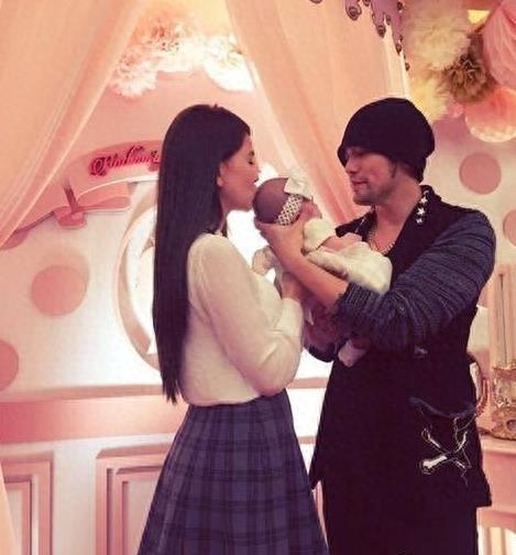 周杰伦、昆凌的闺女小周周正面照曝光，萌态十足，堪比洋娃娃~~