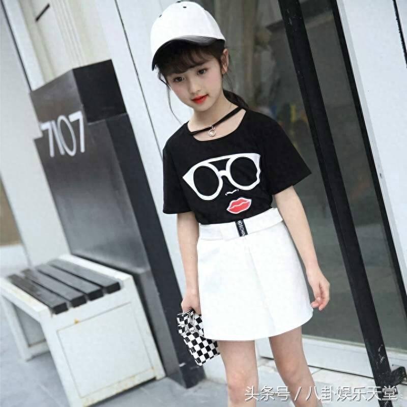 看了童星裴佳欣的近照，难怪连王思聪都在盼着她长大！