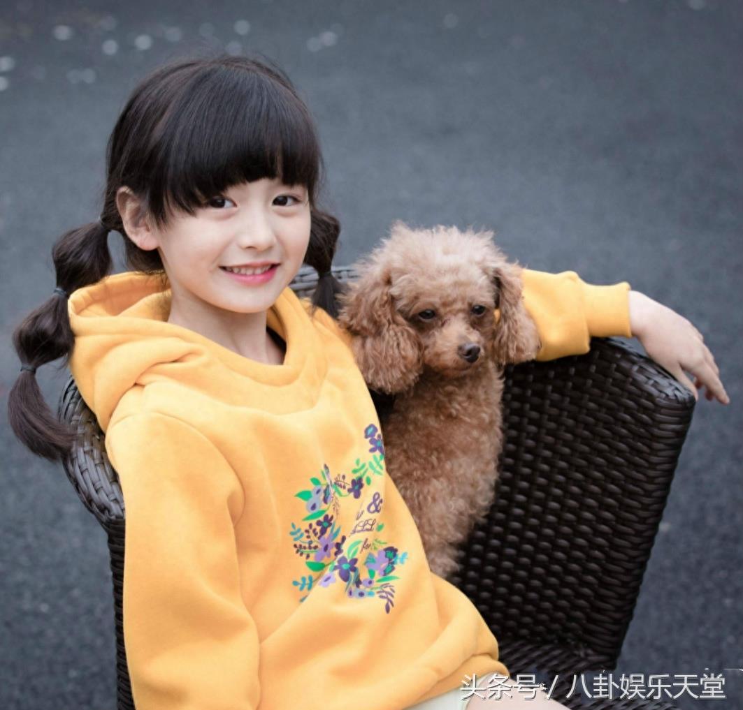 看了童星裴佳欣的近照，难怪连王思聪都在盼着她长大！