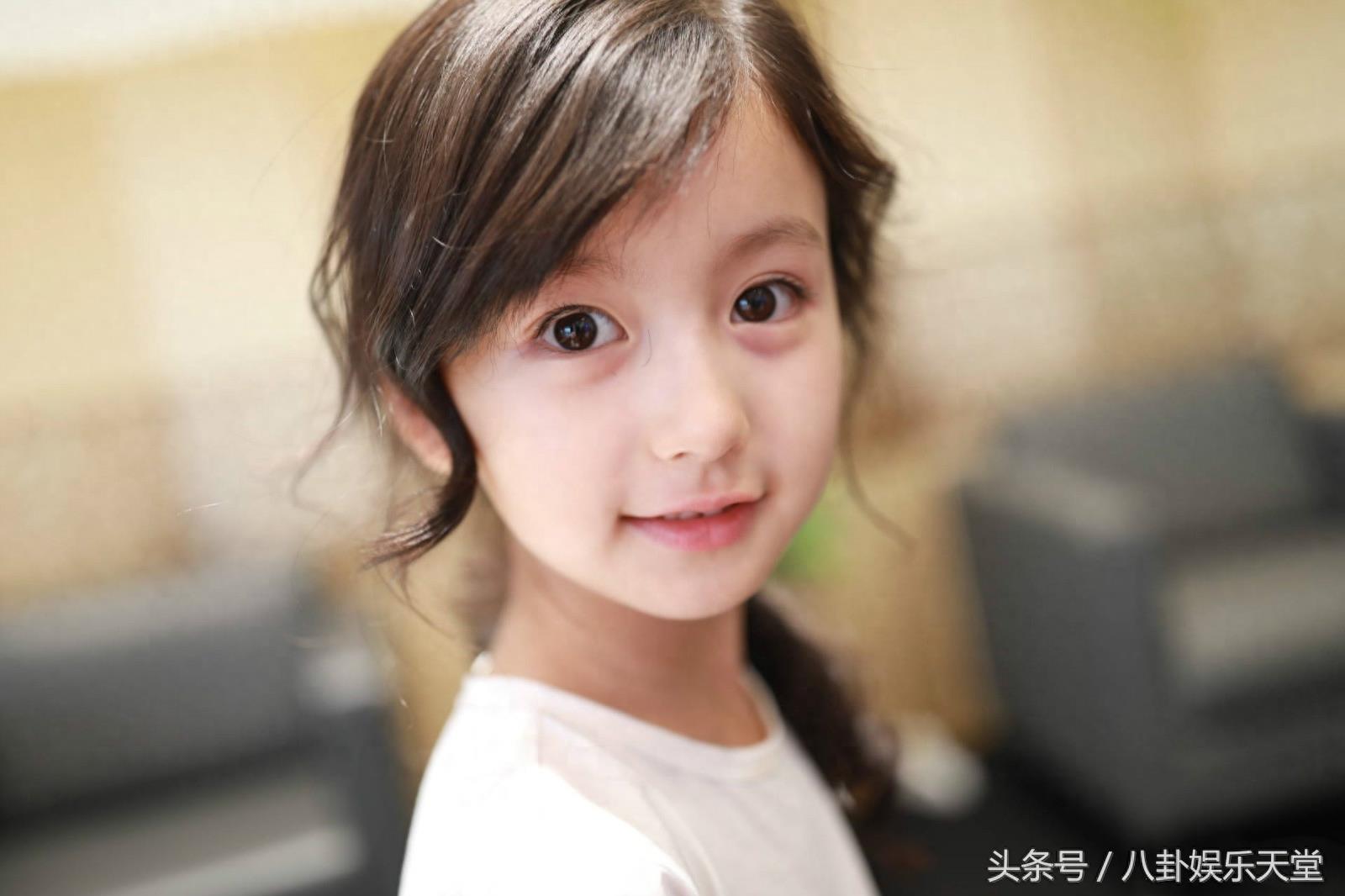 看了童星裴佳欣的近照，难怪连王思聪都在盼着她长大！