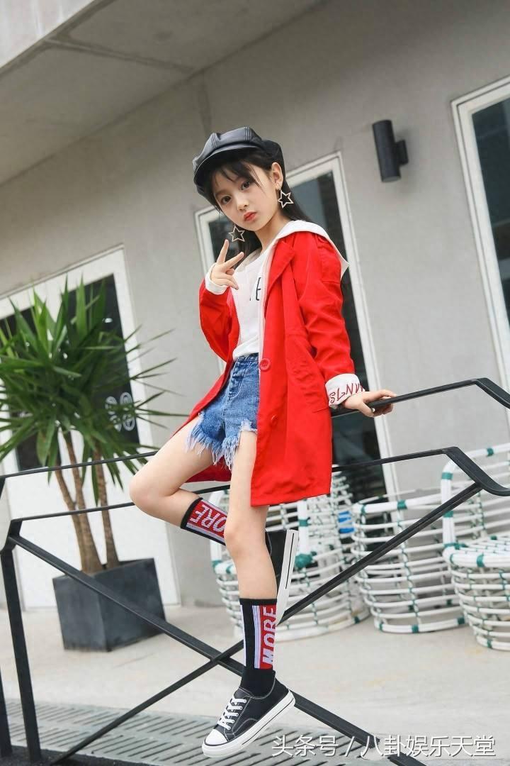 看了童星裴佳欣的近照，难怪连王思聪都在盼着她长大！