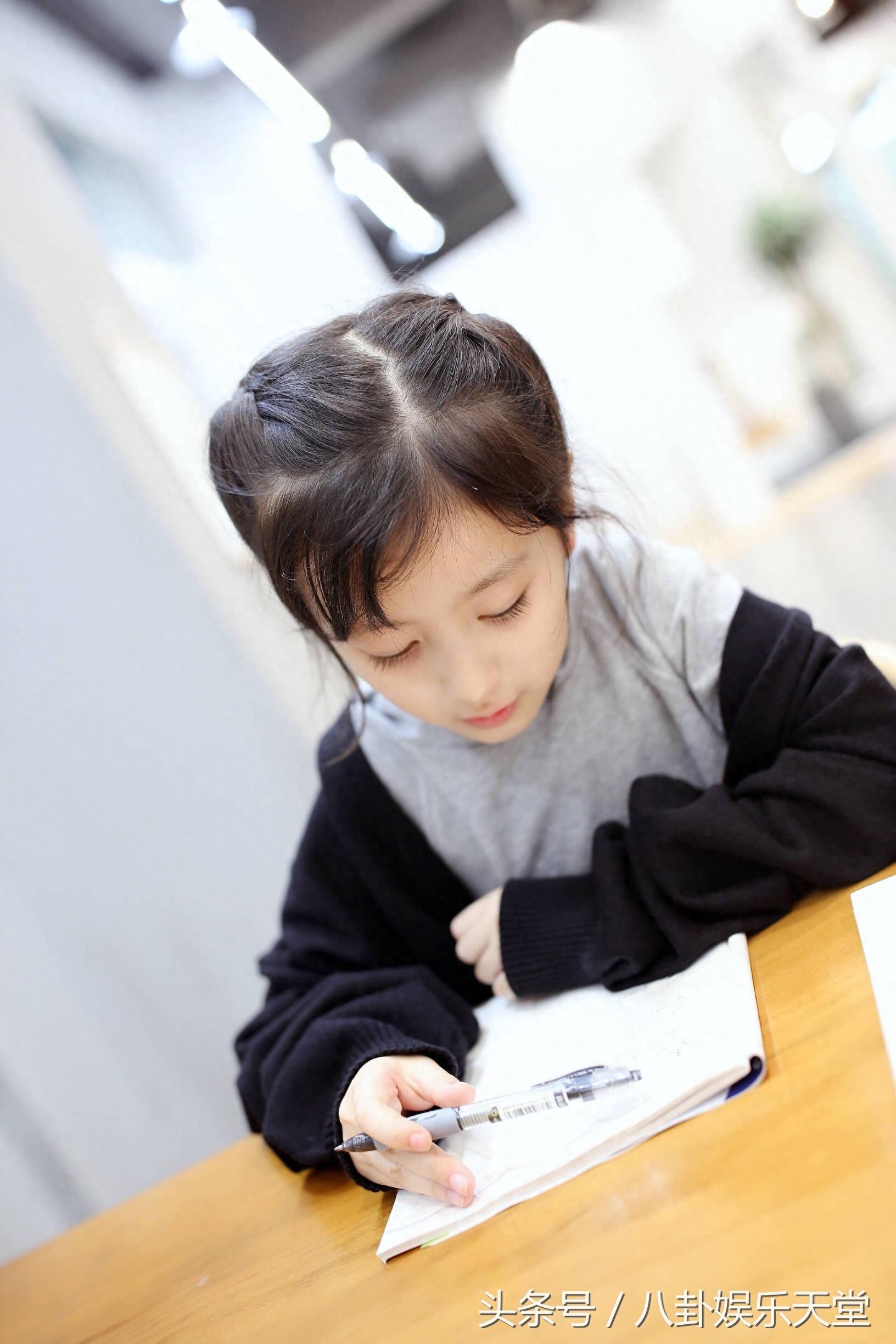 看了童星裴佳欣的近照，难怪连王思聪都在盼着她长大！