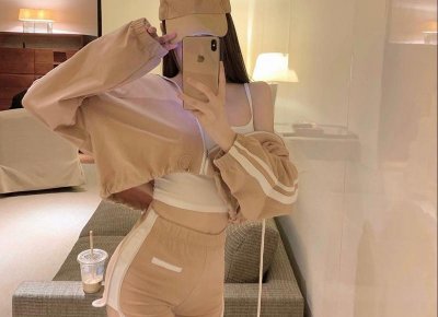 ​女子蹲在家门口，清洗家里的老腊肉，招待自己的相亲对象