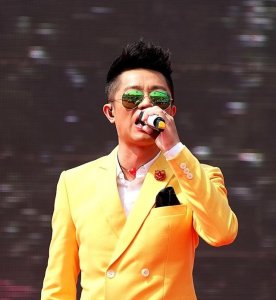 ​凤凰传奇歌曲大全（原来曾毅才是凤凰传奇的大佬）