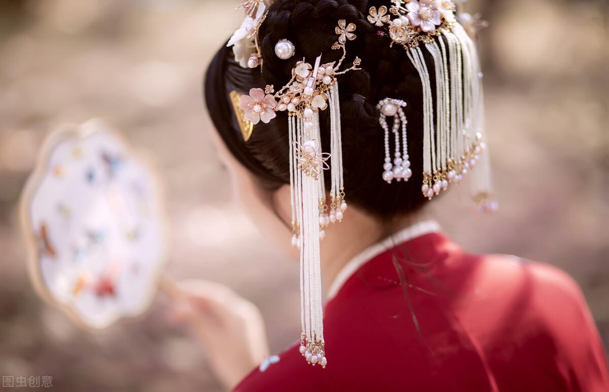 赞美歌颂女性的诗歌（10首赞美女性美的古诗词）