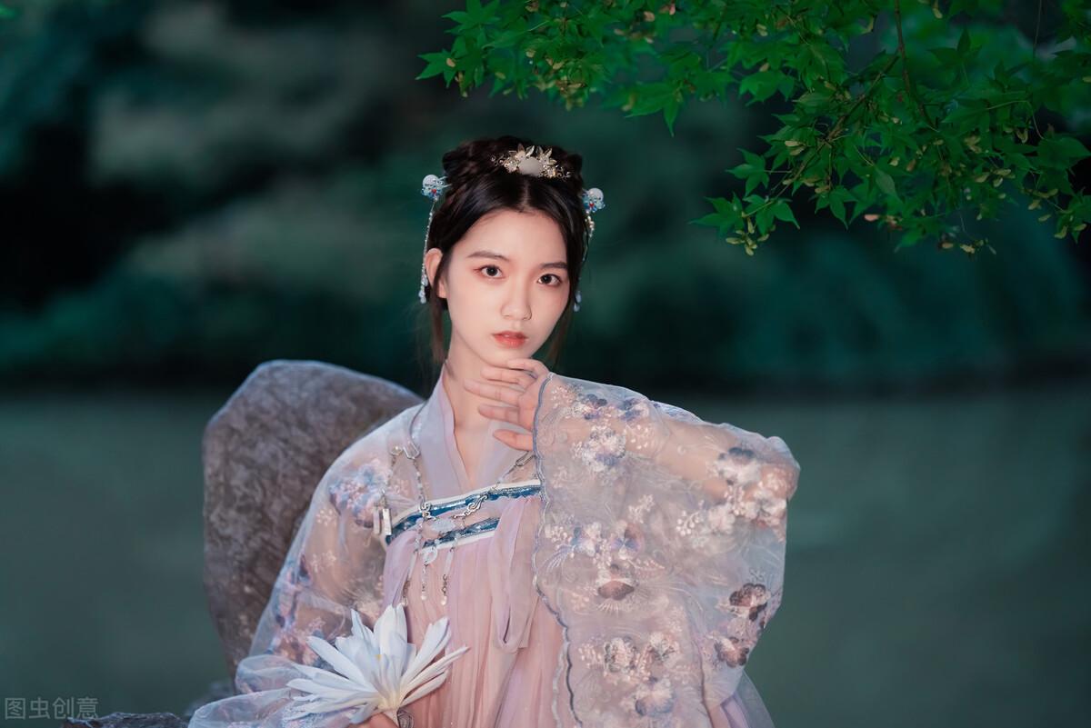 赞美歌颂女性的诗歌（10首赞美女性美的古诗词）