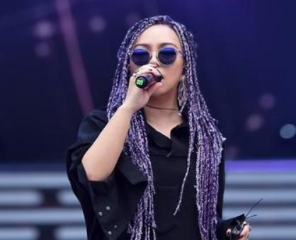 张惠妹2025年第一天晒照，身材走样胖到认不出，网友：少吃点吧！