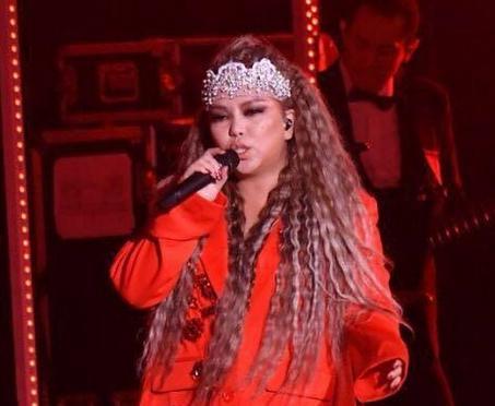 张惠妹2025年第一天晒照，身材走样胖到认不出，网友：少吃点吧！