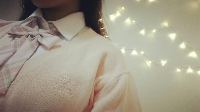 女子抱着男友不撒手，男友想要离开：快放手，别让你爸看见