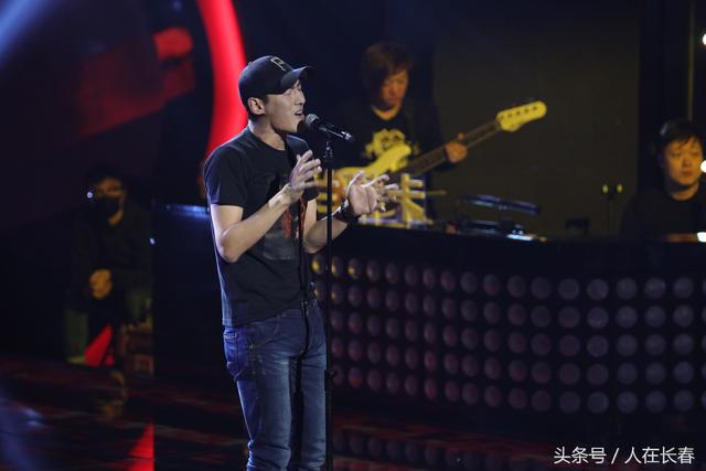 丁武十大经典歌曲（丁武凭什么点赞新歌声这位学员）(2)