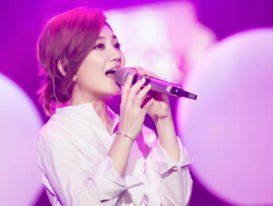 ​梁静茹崇拜这首歌有什么故事？梁静茹现在怎么样了